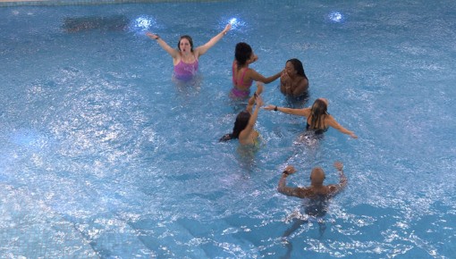 Brothers tomam banho de chuva no BBB 23