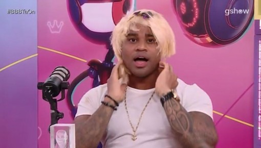 Cezar ganha peruca personalizada após saída da casa do BBB 23