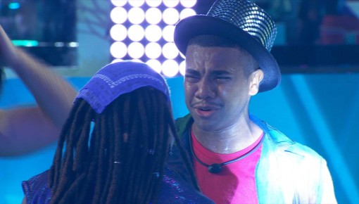 Davi e Nizam choram durante show do grupo Menos é Mais no BBB 24
