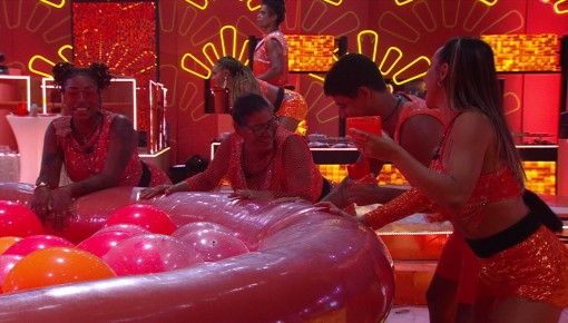 Delma dança o 'gira-gira' com Guilherme durante Festa do BBB 25