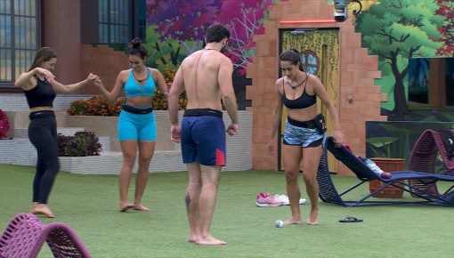 Deniziane e Matteus jogam futebol no BBB 24