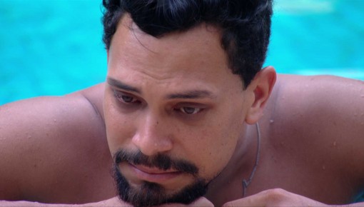 Depois de conversa com Aline, Vinícius chora na piscina