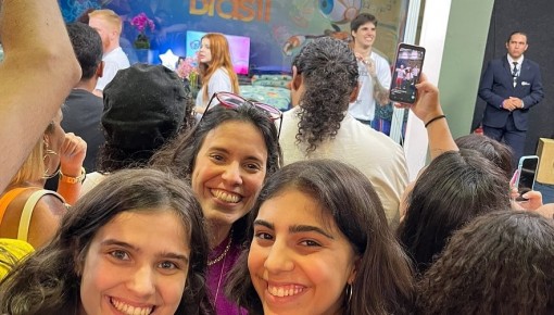 Família de Tadeu Schmidt visita Casa de Vidro do BBB 23