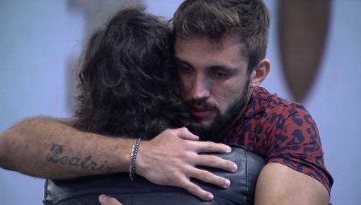 Fiuk e Arthur se abraçam após Eliminação de Thaís do BBB21