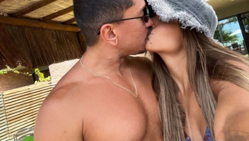 Hariany Almeida compartilha foto beijando irmão de Anitta