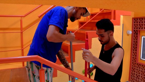 João Gabriel briga com o irmão enquanto varrem a escada: 'Burro'