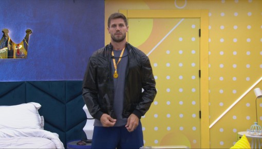 Jonas Sulzbach recebe figurino da sua Festa do Líder