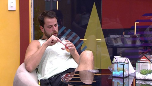 Larissa e Gustavo acordam na Casa de Vidro