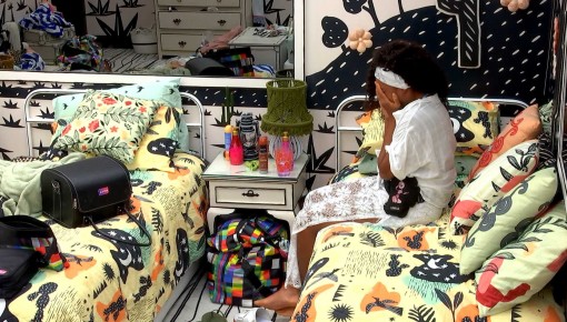 Lumena chora sozinha no quarto após eliminação de Karol Conká no BBB21