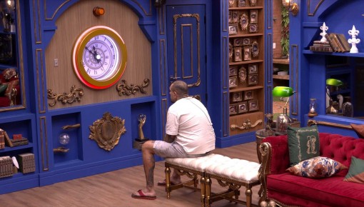 MC Bin Laden encara botão de desistência no BBB 24
