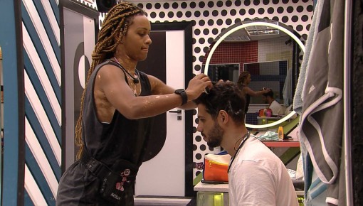Natália corta cabelo de brother no BBB 22