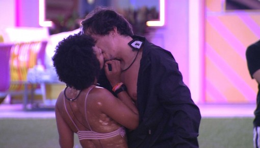Natália e Eliezer se beijam em madrugada de cooler no BBB 22