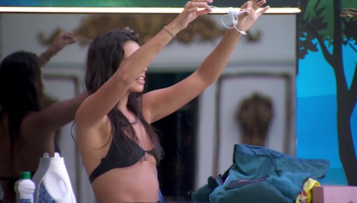 No BBB 24, Alane encontra fone de ouvido dentro de jaqueta