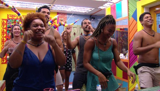 No BBB 25, participantes cantam e improvisam coreografia