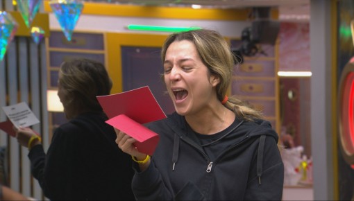 No Top 10 do BBB 26, Samira recebe carta e celebra prêmio de R$ 100 mil