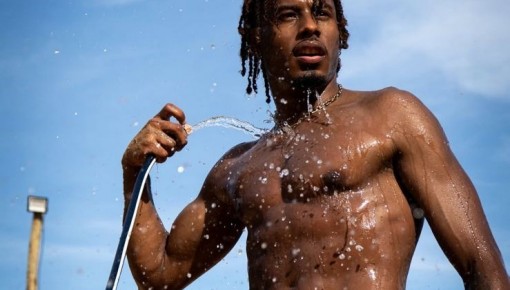 Paulo André exibe tanquinho em cliques de sunga