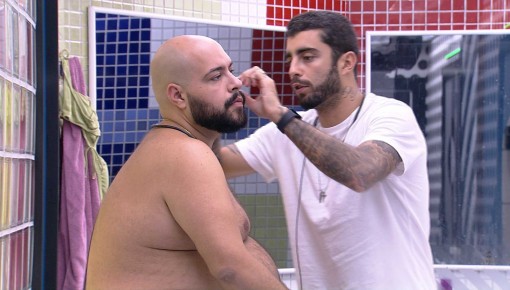 Pedro Scooby apara barba de Tiago Abravanel no BBB 22