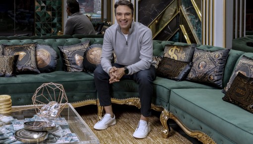 Que horas começa o BBB 26 hoje, domingo (1º)?