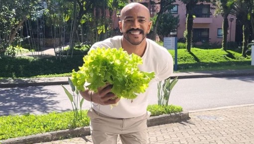 Ricardo publica foto segurando alface