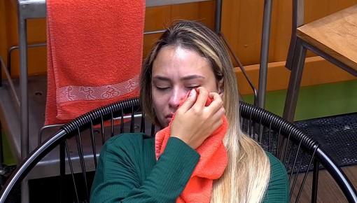 Sarah chora sozinha após conversa com sister do BBB21