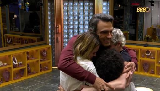 Tadeu Schmidt pula na cama ao visitar quarto dos 'Eternos'