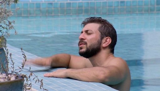 Único acordado, Caio canta na piscina do BBB21