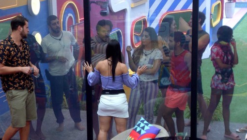 'Vão chegar mais participantes!', afirma Larissa da Casa de Vidro