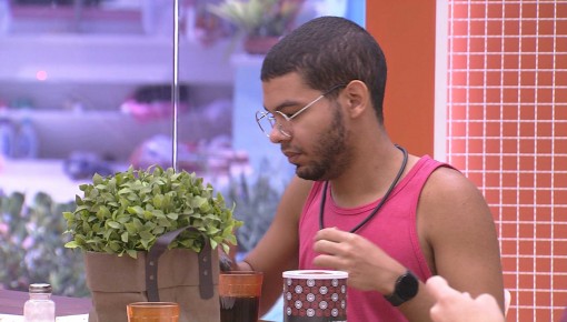 Vinicius dispara a brother: ‘Você quer me dar um trato?’