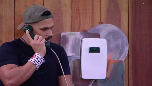 Vinícius recebe 'vômito' e 'alvo' após atender Big Fone