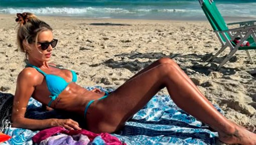 Yasmin Brunet exibe barriga trincada na praia e se declara: 'Rio, te amo'