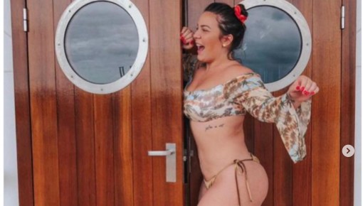 Ex-BBB mostra curvas com “biquíni diferentão” e fala de sobrepeso
