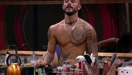 Filho de Tereza, do BBB19, sensualiza no palco de Eliminação
