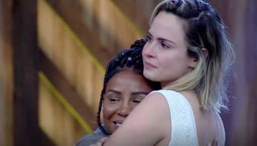 Luane Dias abre carta premiada e dá carro para Ana Paula Renault 