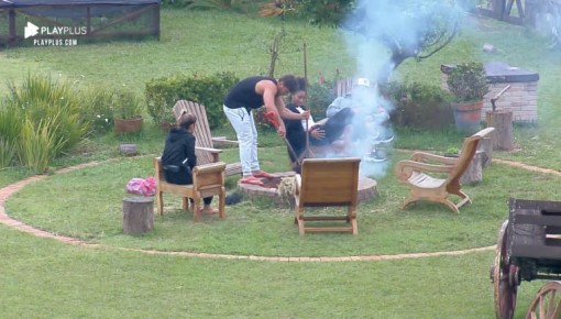 Lucas, Hariany, Sabrina, Rodrigo e Thayse fazem fogueira