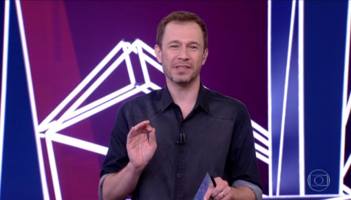 O deboche! Tiago Leifert imita e ironiza Karol Conká ao vivo