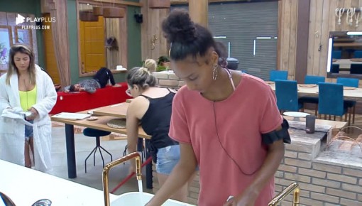 Peoas fazem 'mutirão' para limpar sujeira da cozinha da sede