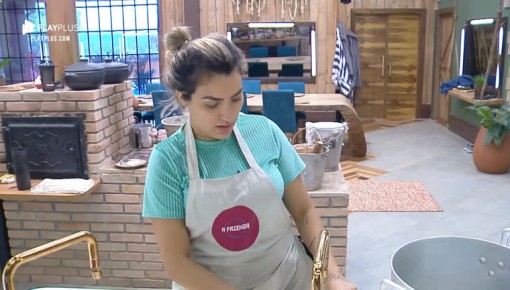 Sem água encanada após punição, Thayse reclama de louça suja