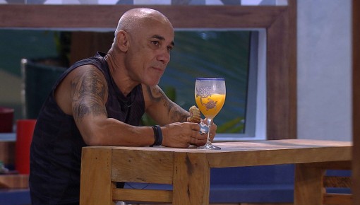 Sozinho na casa, Ayrton lancha na cozinha gourmet