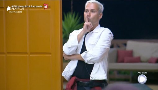 Viny Vieira faz suspense e gesto provocativo ao voltar de Roça