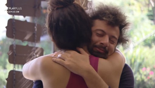 Luiza e Cartolouco se abraçam - A Fazenda 12