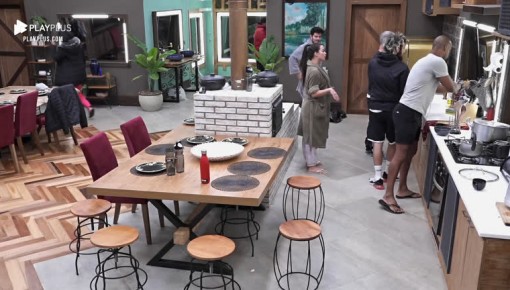 Peões dividem tarefas de limpeza na cozinha