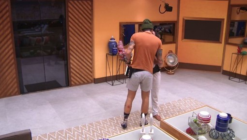 Wagner se despede de Gleici com beijo e diz: 'Durma bem'