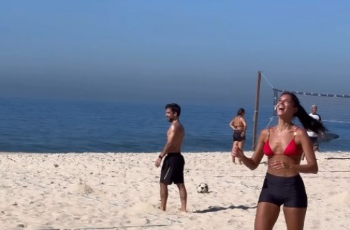 Alane Dias joga altinha em praia do Rio de Janeiro