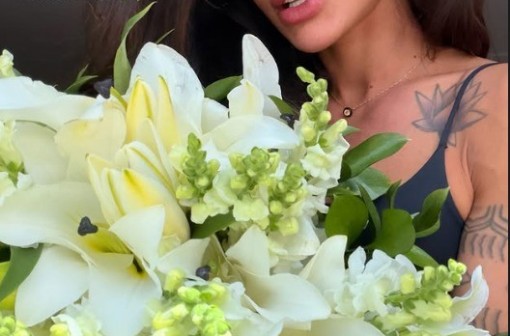 Aline Campos se declara para namorado após receber flores