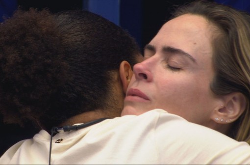 Ana Paula Renault recebe abraço de Milena