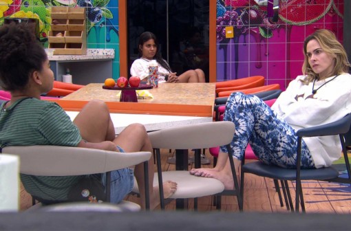 Gabriela diz para Juliano Floss: 'Não sou pombo-correio'