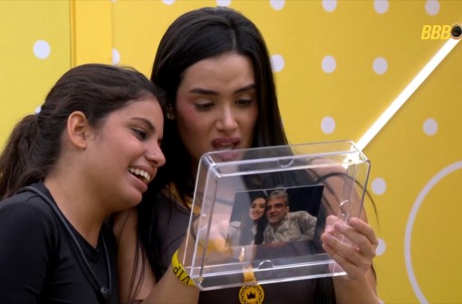 Jordana chora ao inaugurar Quarto do Líder