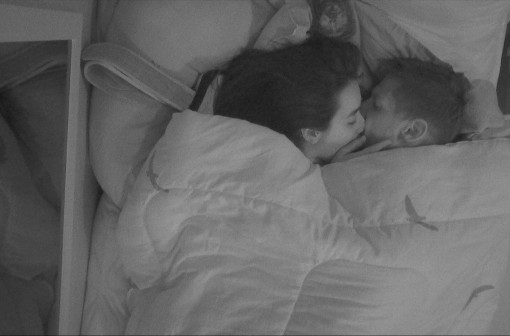 Jordana e Jonas Sulzbach se beijam e movimentam edredom no BBB 26