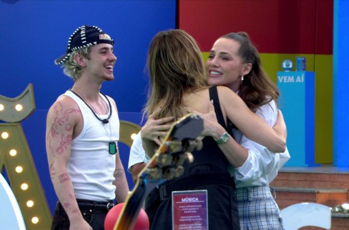 Letícia Colin visita casa do BBB 26 durante ação