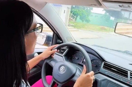 Maxiane retoma aulas de direção e celebra: ‘Daqui a pouco habilitada’